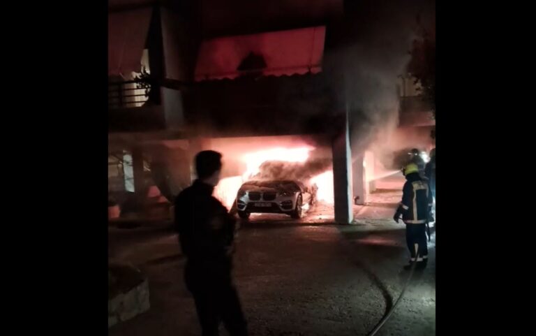 Στέλεχος του Πολεμικού Ναυτικού έβαλε φωτιά σε σπίτι και αυτοκίνητα τριών πρώην συντρόφων του