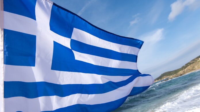 Ελληνική σημαία: Γιατί είναι γαλάζια και λευκή με 9 λωρίδες – Οι προσωπικές μνήμες που της δίνουν μεγαλύτερη δύναμη