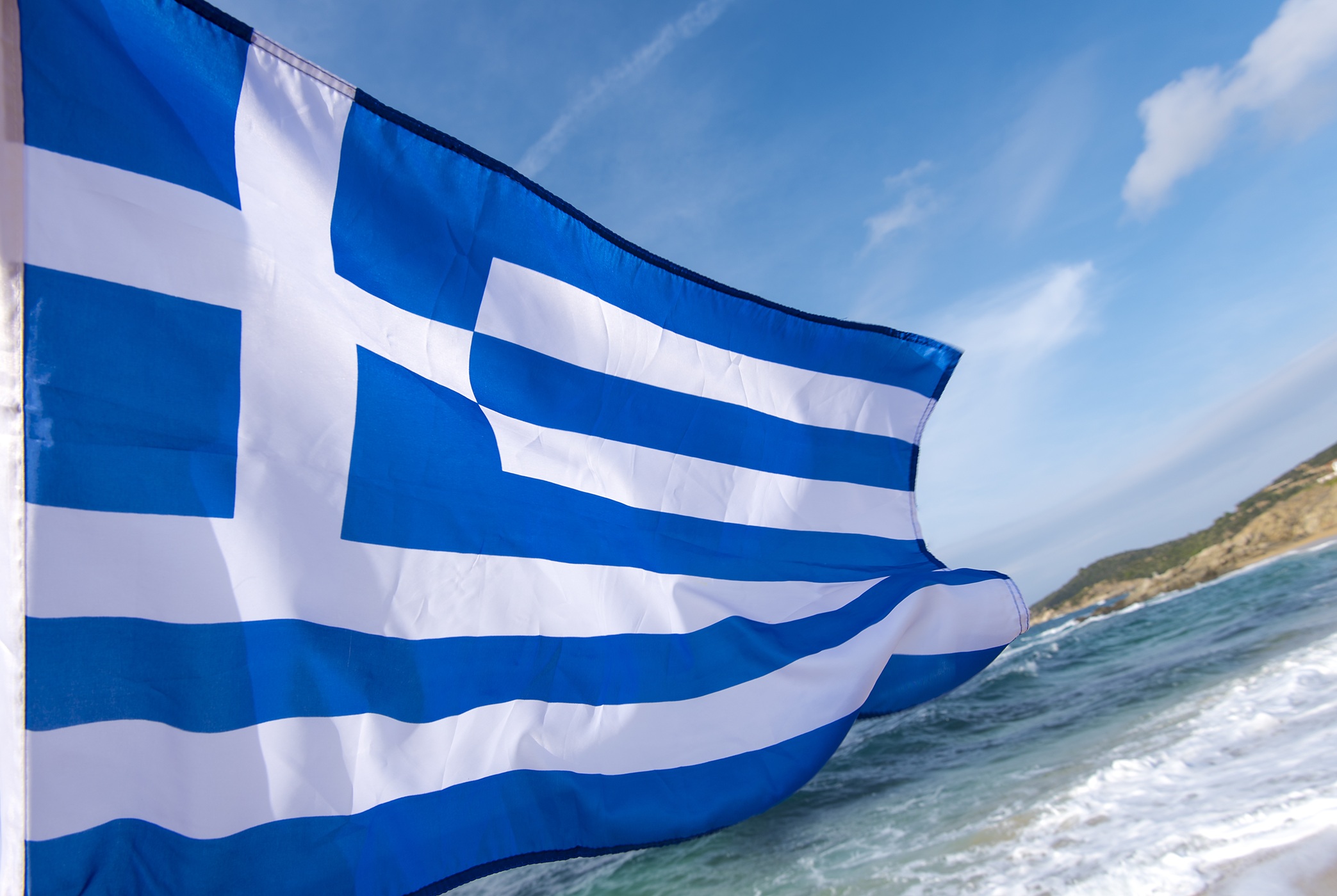 Ελληνική σημαία: Γιατί είναι γαλάζια και λευκή με 9 λωρίδες – Οι προσωπικές μνήμες που της δίνουν μεγαλύτερη δύναμη