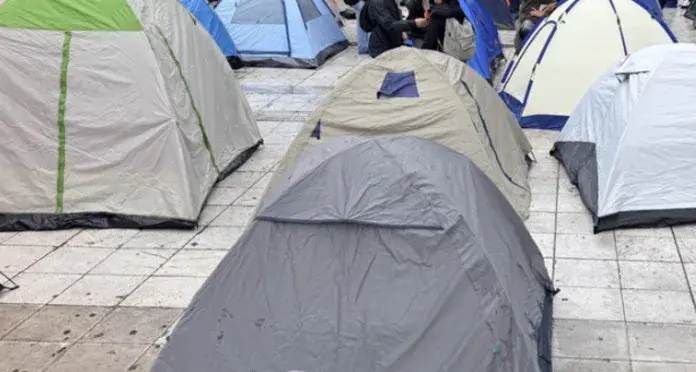 Ιωάννινα: Φοιτητές «κατασκηνώνουν» έξω από το κτίριο της Περιφέρειας Ηπείρου για στέγη και κόστος σπουδών