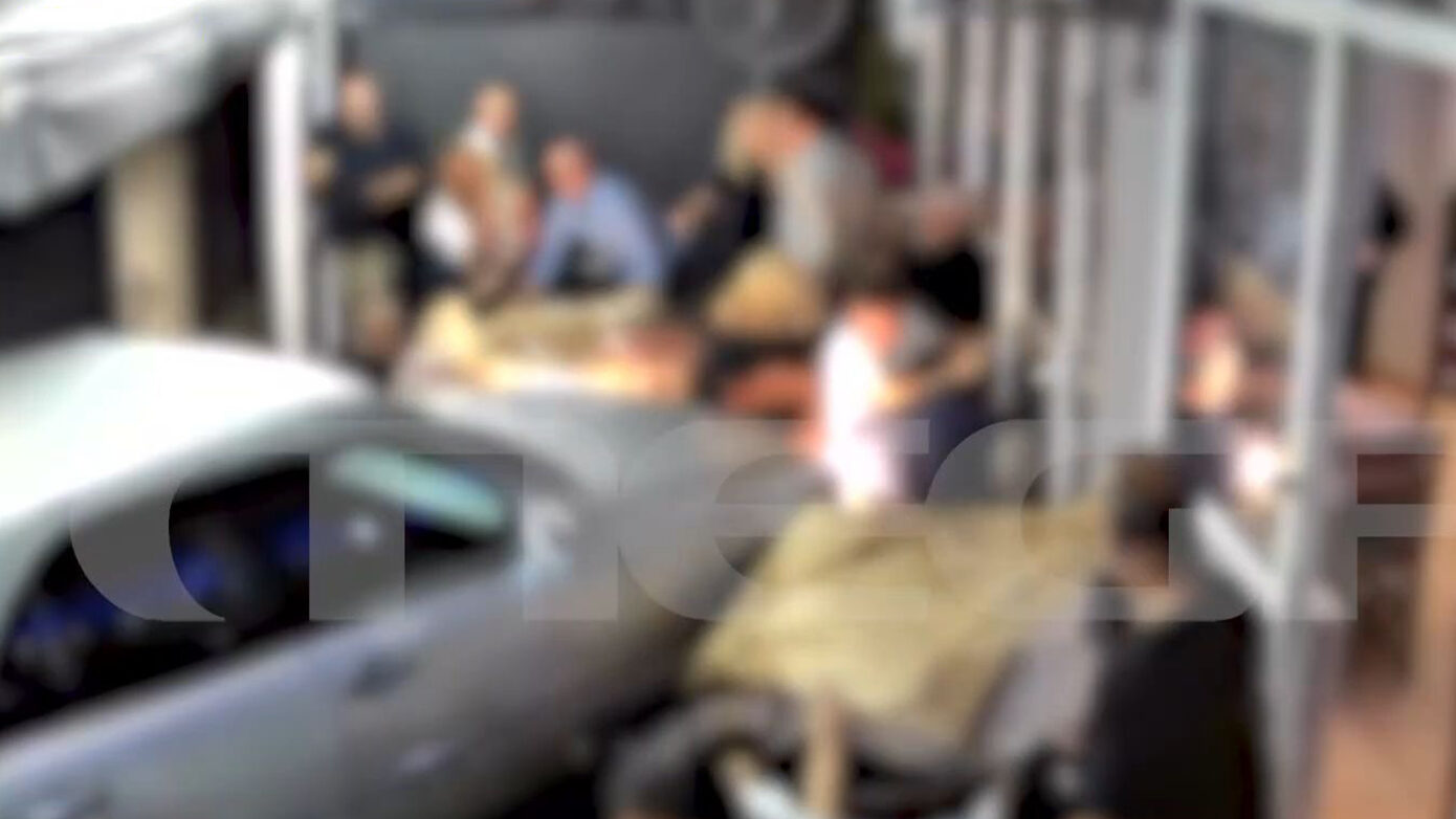 Εύοσμος: «Ευτυχώς δεν είχαμε νεκρούς» – Μαρτυρίες για το αυτοκίνητο που έπεσε στα τραπεζοκαθίσματα ταβέρνας
