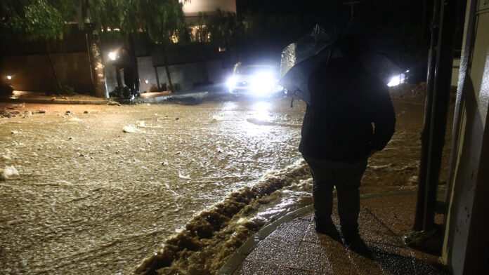Αττική: Ισχυρή κακοκαιρία με κλειστούς δρόμους σε Πικέρμι, Μάνδρα και Πειραιά – Πού καταγράφηκε ο μεγαλύτερος όγκος βροχής
