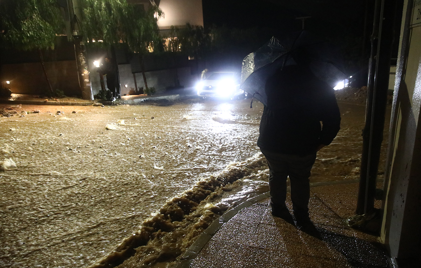Αττική: Ισχυρή κακοκαιρία με κλειστούς δρόμους σε Πικέρμι, Μάνδρα και Πειραιά – Πού καταγράφηκε ο μεγαλύτερος όγκος βροχής