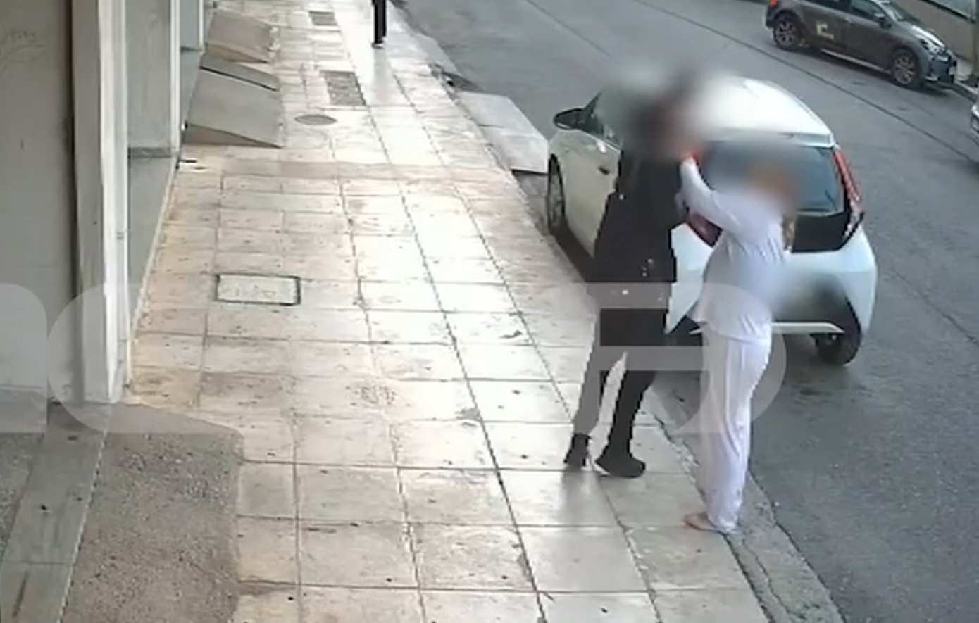 Καλαμάτα: Βίντεο καταγράφει τον άγριο ξυλοδαρμό 17χρονου από πρώην συμμαθητή – «Θα μου σκότωνε το παιδί»