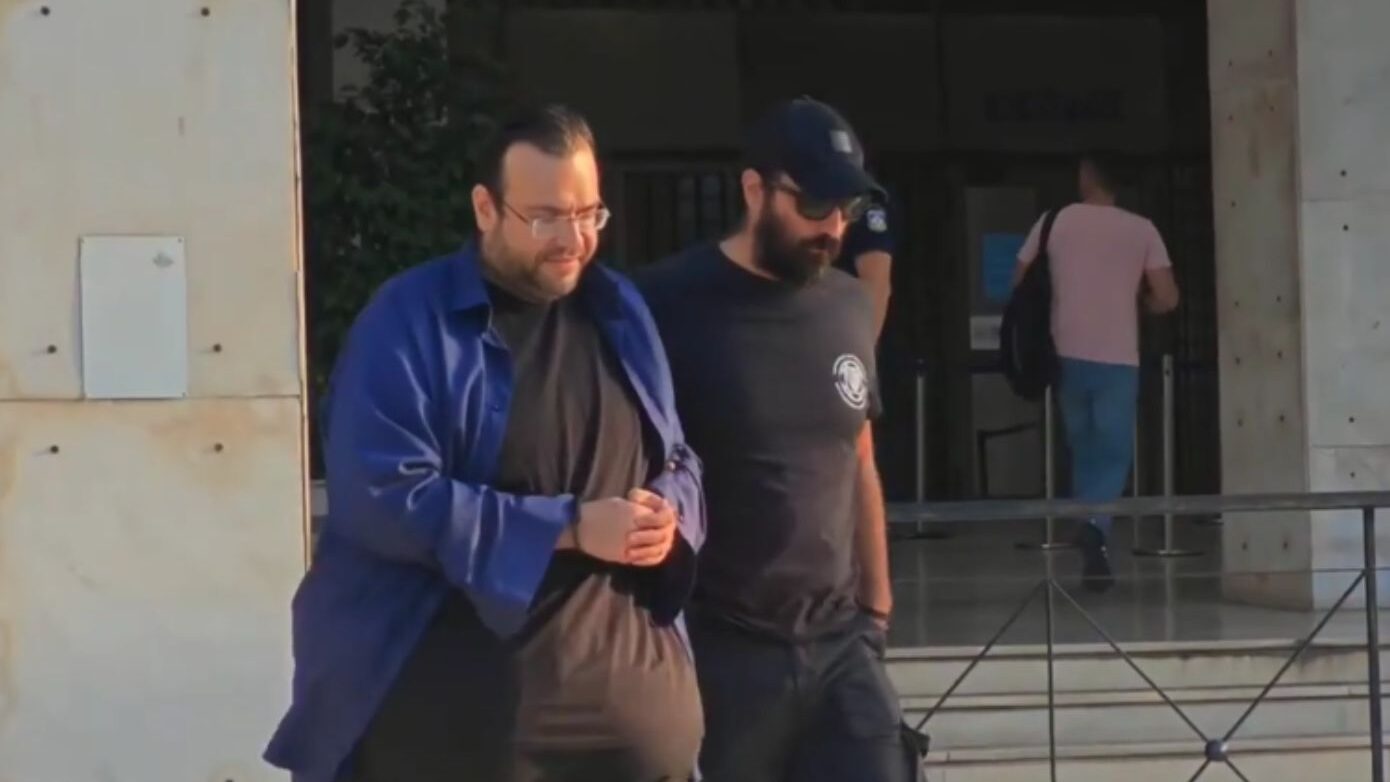 Στην Ευελπίδων ο Φίλιππος Καμπούρης, η σύζυγός του και οι συγκατηγορούμενοι για την απάτη στον ΕΦΚΑ