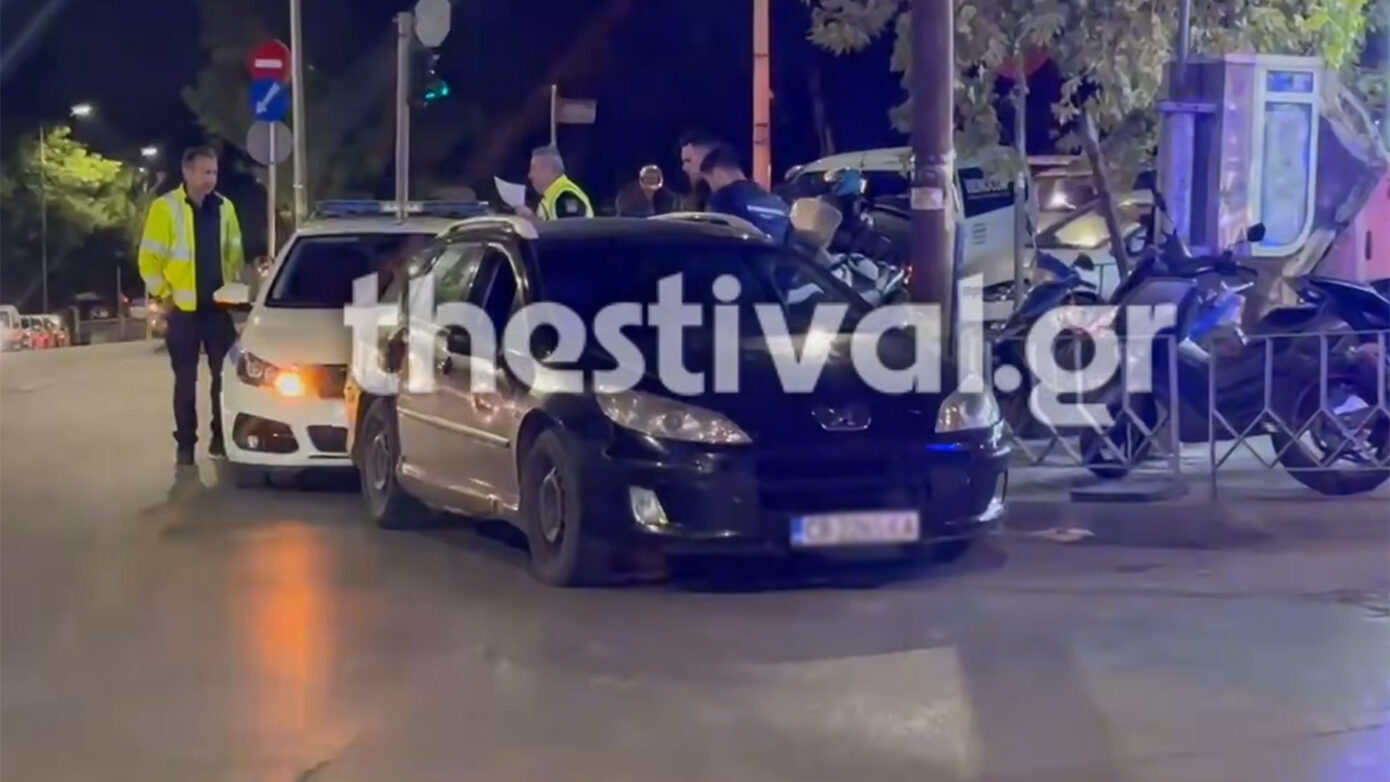 Θεσσαλονίκη: Οδηγός ΙΧ με μετανάστες έπεσε σε σταθμευμένα οχήματα μετά από καταδίωξη και διέφυγε πεζός