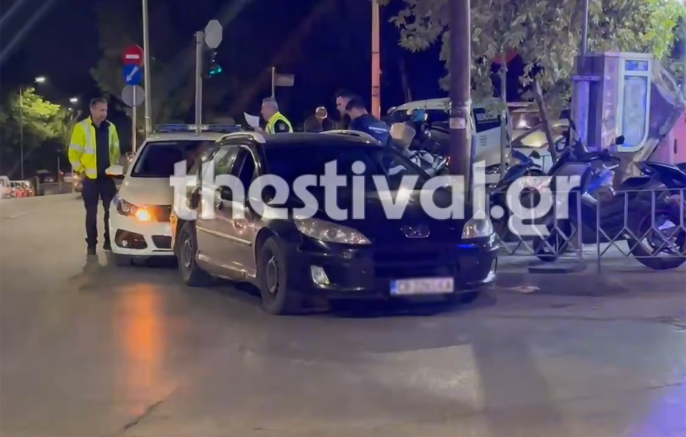 Θεσσαλονίκη: Οδηγός ΙΧ με μετανάστες έπεσε σε σταθμευμένα οχήματα μετά από καταδίωξη και διέφυγε πεζός