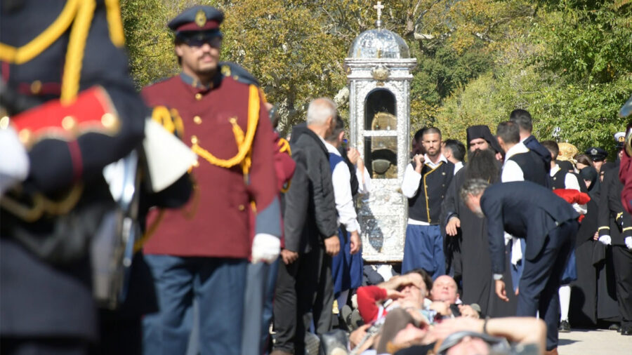 Κεφαλονιά: Ο Κ. Τασούλας τίμησε τον Άγιο Γεράσιμο – Πιστοί ξάπλωσαν ανάσκελα για να περάσει από πάνω τους το σκήνωμα