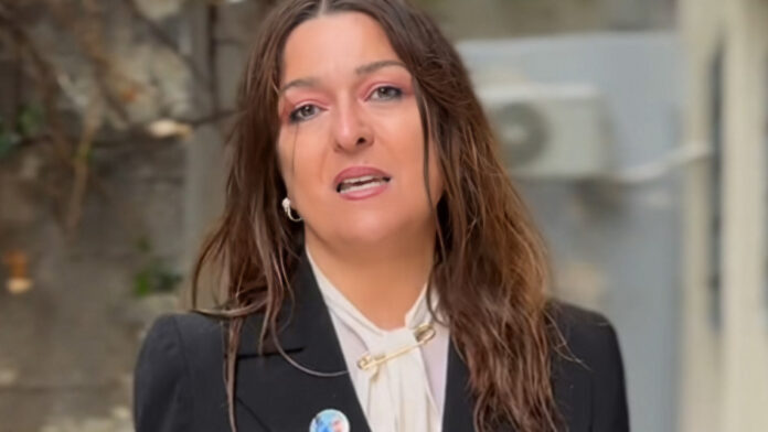 Η υποψήφια του ΠΑΣΟΚ Κέλλυ Σταμούλη περπάτησε στη βροχή και έκανε βίντεο στο TikTok – «Έλεος κυβέρνηση, είμαστε όλοι λούτσα»