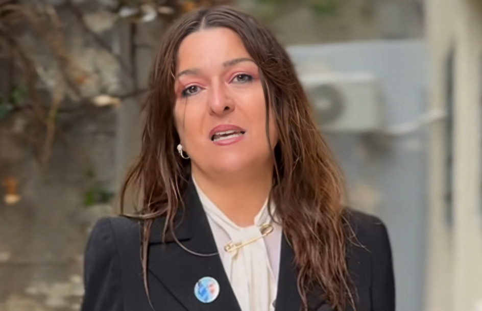 Η υποψήφια του ΠΑΣΟΚ Κέλλυ Σταμούλη περπάτησε στη βροχή και έκανε βίντεο στο TikTok – «Έλεος κυβέρνηση, είμαστε όλοι λούτσα»