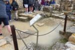 Κνωσός: Η βροχή πλημμύρισε τμήματα του ανακτόρου – Τουρίστες ξεναγήθηκαν μέσα στα νερά