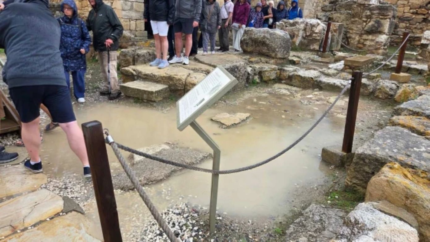 Κνωσός: Η βροχή πλημμύρισε τμήματα του ανακτόρου – Τουρίστες ξεναγήθηκαν μέσα στα νερά