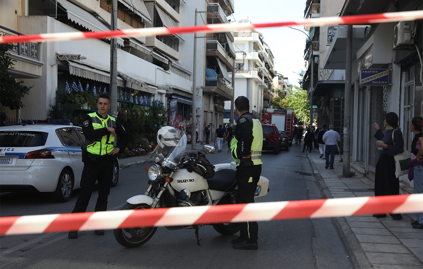 Κολωνός: Έκρηξη σε πολυκατοικία και μαρτυρία αυτόπτη – «Έτρεχαν αίματα, του έδωσα νερό»