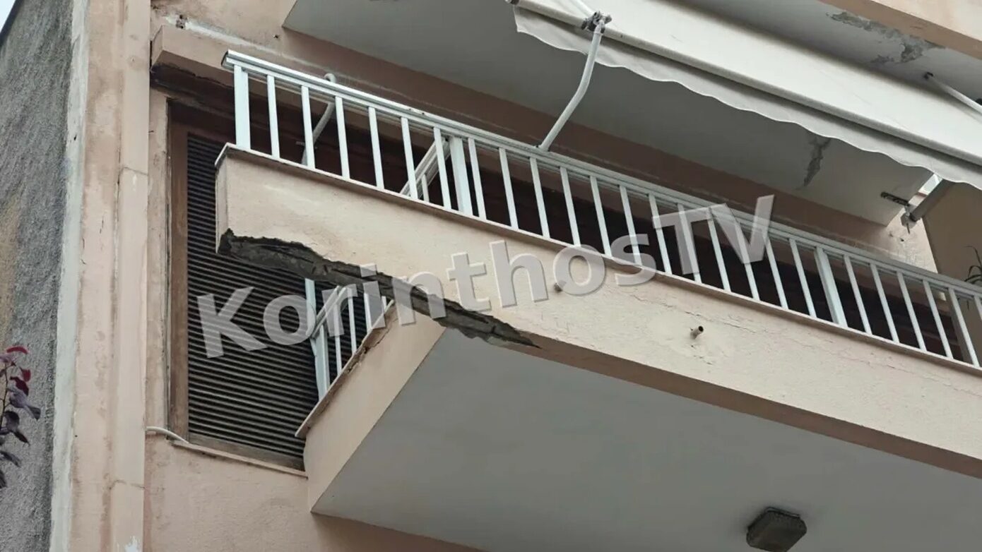 Κόρινθος: Κομμάτια από μπαλκόνι πολυκατοικίας έπεσαν στο πεζοδρόμιο