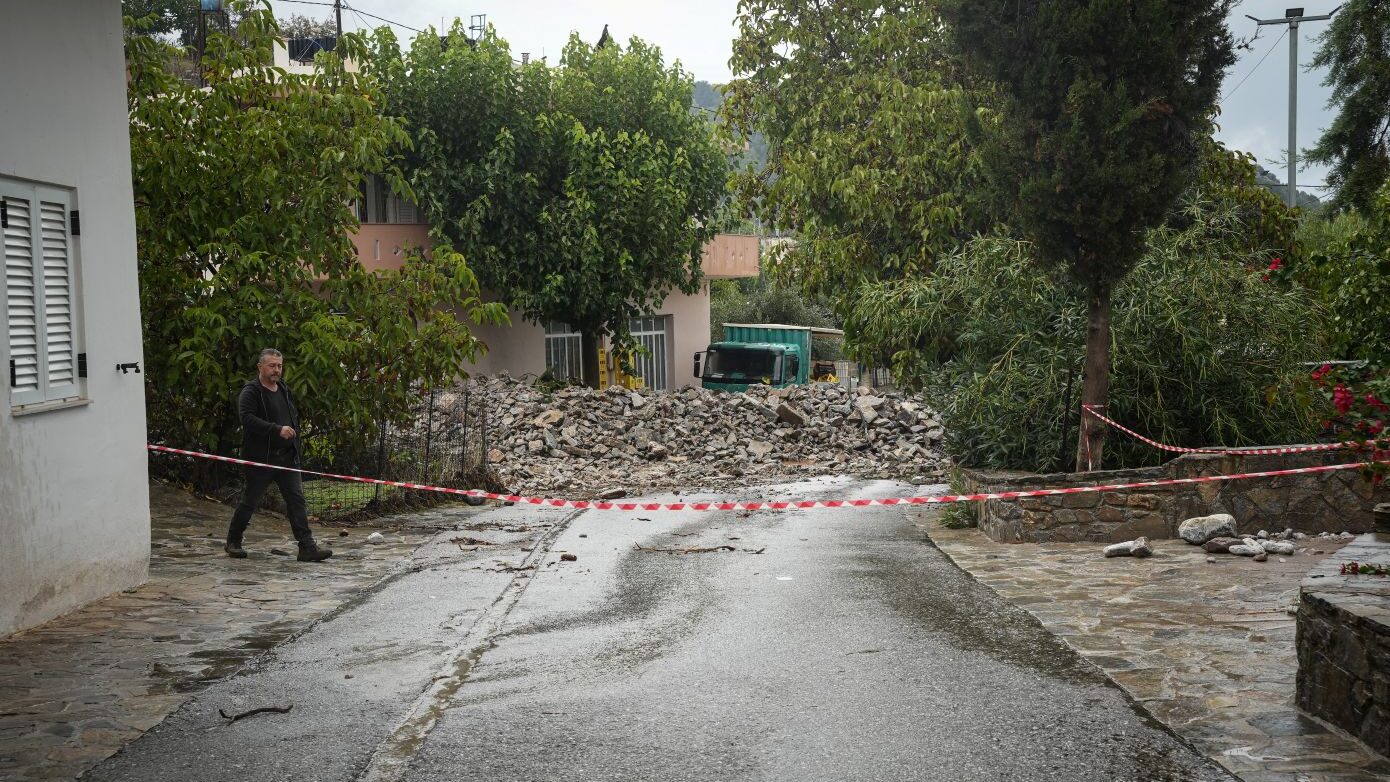 Κρήτη: Αναστέλλονται πλειστηριασμοί, φόροι και ασφαλιστικές υποχρεώσεις για τους πληγέντες της κακοκαιρίας – Αύριο οι ανακοινώσεις