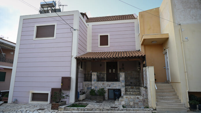 Λαύριο: Η 32χρονη μιλά για την άγρια επίθεση του πρώην συντρόφου της – «Μπήκε μέσα με ένα στιλέτο και μας κατακρεούργησε»