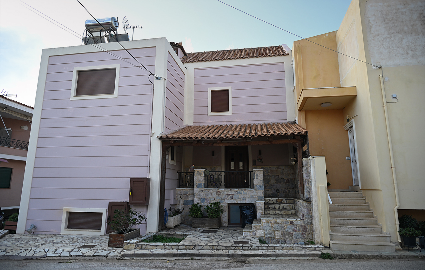 Λαύριο: Η 32χρονη μιλά για την άγρια επίθεση του πρώην συντρόφου της – «Μπήκε μέσα με ένα στιλέτο και μας κατακρεούργησε»