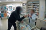 Ηράκλειο: Λήστεψε φαρμακείο με κατσαβίδι, άλλαξε ρούχα και πήγε για καφέ – Τι είπε όταν συνελήφθη