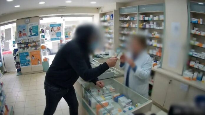 Ηράκλειο: Λήστεψε φαρμακείο με κατσαβίδι, άλλαξε ρούχα και πήγε για καφέ – Τι είπε όταν συνελήφθη