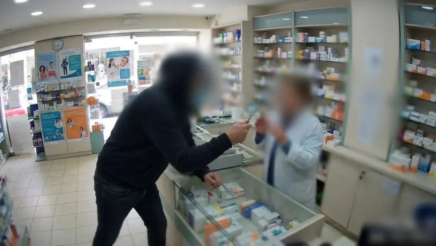 Ηράκλειο: Λήστεψε φαρμακείο με κατσαβίδι, άλλαξε ρούχα και πήγε για καφέ – Τι είπε όταν συνελήφθη