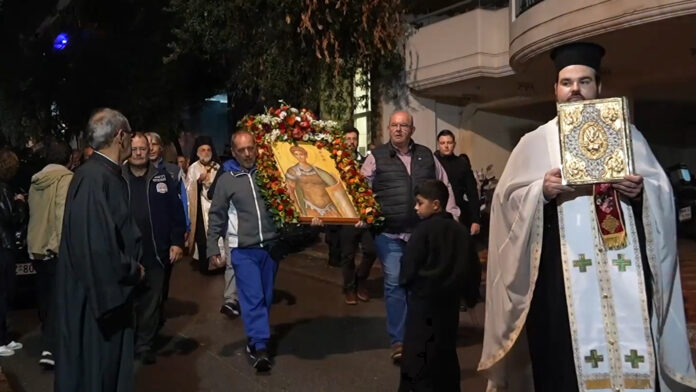 Ο μικρός Αϊ-Δημήτρης της Γούβας: Διαφορετική λιτάνευση στη γειτονιά του Αγίου Αρτεμίου – Ο εσπερινός και τα κεράκια