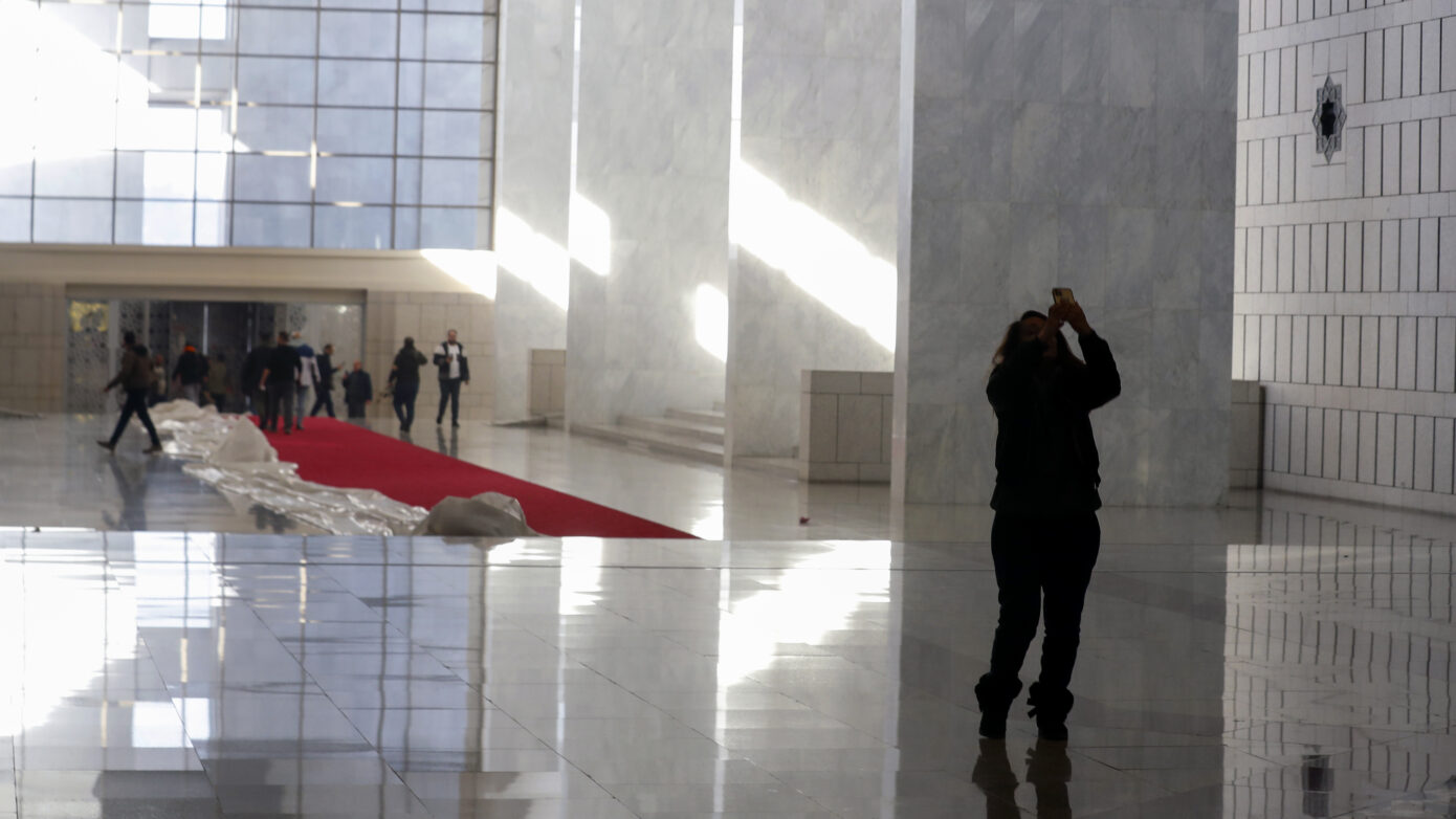Συρία: Οι περιουσίες του κύκλου Άσαντ περνούν σε νέους ελέγχους – Πού πηγαίνουν τα χρήματα του αδιαφανούς ταμείου των 50 δισ. δολαρίων