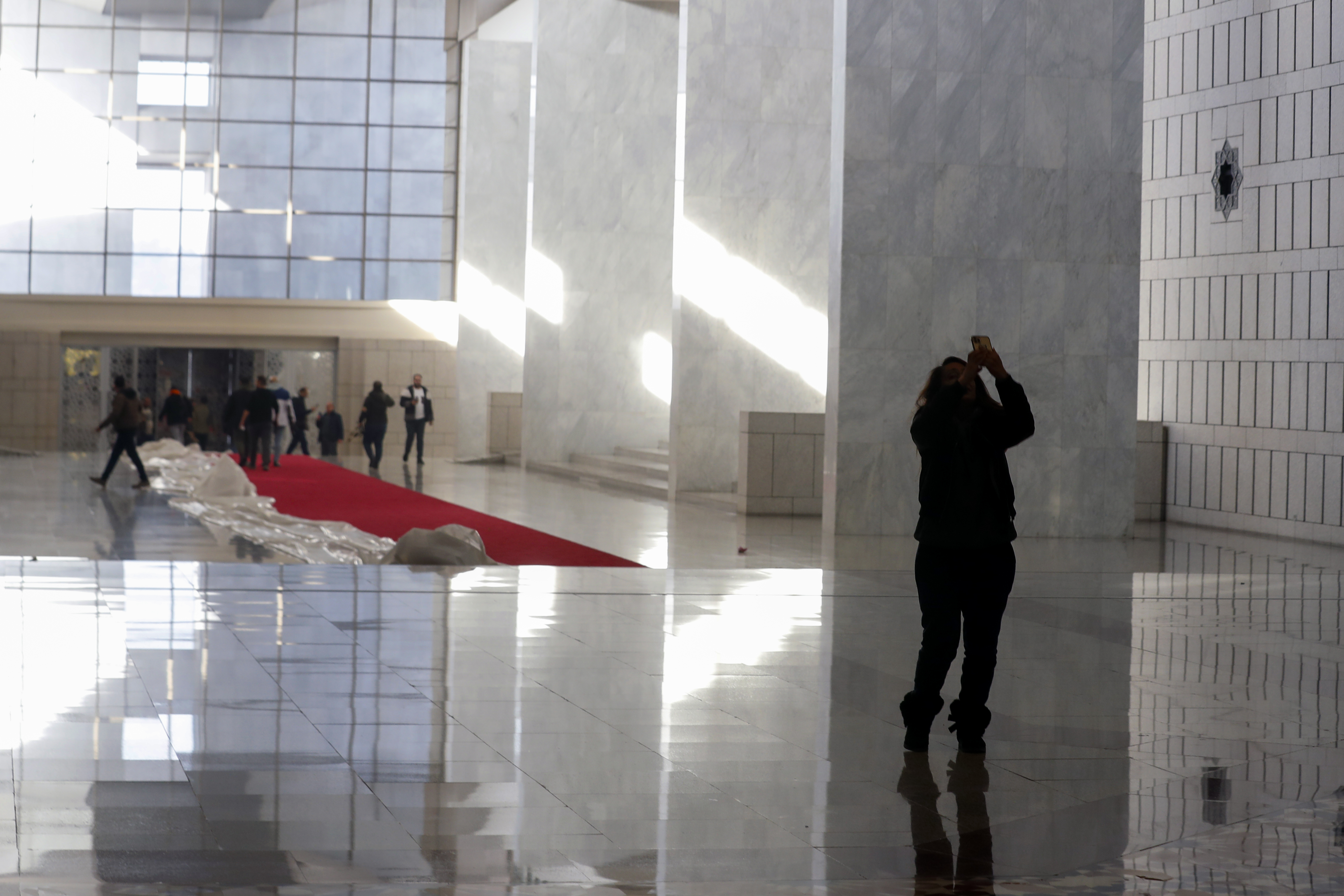Συρία: Οι περιουσίες του κύκλου Άσαντ περνούν σε νέους ελέγχους – Πού πηγαίνουν τα χρήματα του αδιαφανούς ταμείου των 50 δισ. δολαρίων