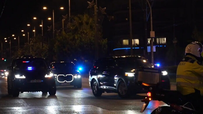 Μάρκο Ρούμπιο: Πομπή 32 οχημάτων για την άφιξή του στο ξενοδοχείο – Η ομιλία με φόντο την Ακρόπολη