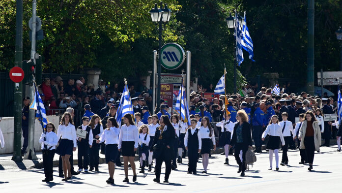 Αθήνα: Σε εξέλιξη η μαθητική παρέλαση