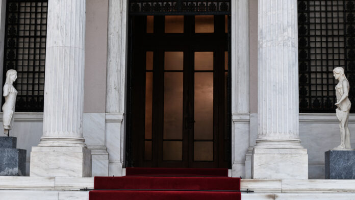 Μαξίμου: Περιοδείες για τη συσπείρωση της ΝΔ και αυτοδυναμία – Διπλωματική αντεπίθεση για Τουρκία και Λιβύη