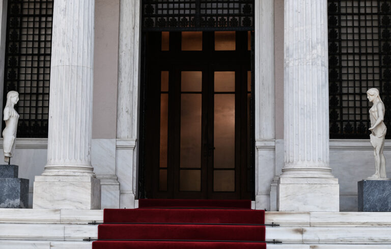 Μαξίμου: Περιοδείες για τη συσπείρωση της ΝΔ και αυτοδυναμία – Διπλωματική αντεπίθεση για Τουρκία και Λιβύη