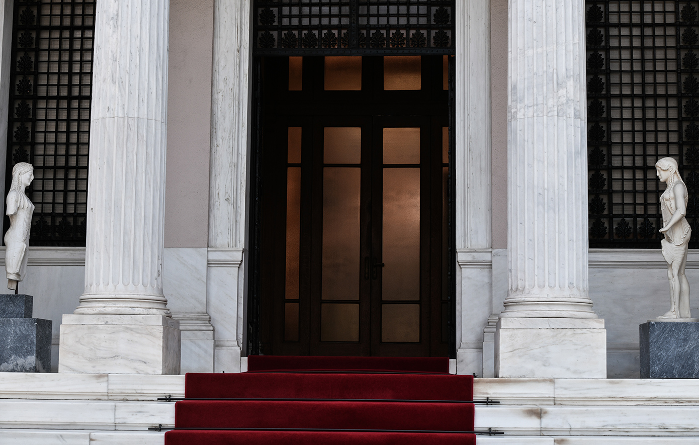 Μαξίμου: Περιοδείες για τη συσπείρωση της ΝΔ και αυτοδυναμία – Διπλωματική αντεπίθεση για Τουρκία και Λιβύη
