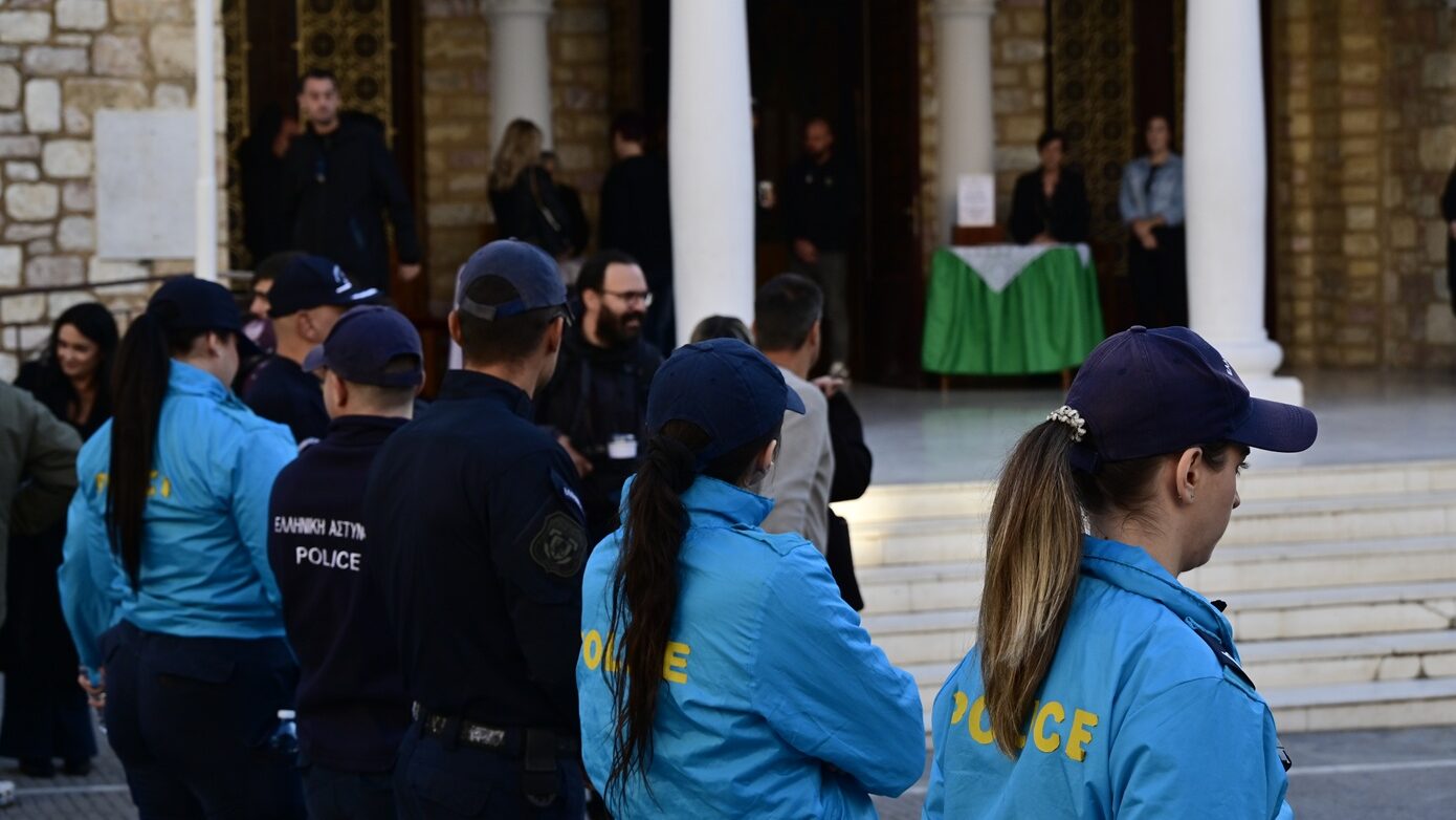 Γιώργος Μαζωνάκης: Κόσμος στη Νίκαια για το 40ήμερο μνημόσυνο – Οι γονείς και οι αδελφές του στην εκκλησία