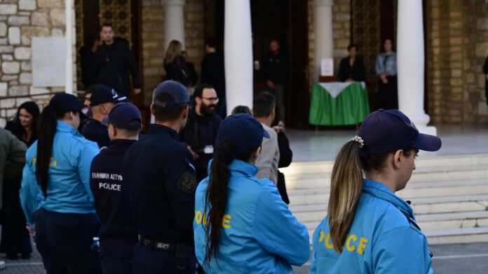 Γιώργος Μαζωνάκης: Κόσμος στη Νίκαια για το 40ήμερο μνημόσυνο – Οι γονείς και οι αδελφές του στην εκκλησία