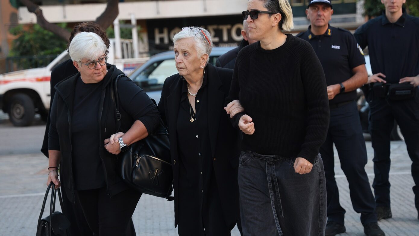 Νίκαια: Συγκίνηση στο 40ήμερο μνημόσυνο του Γιώργου Μαζωνάκη – Δάκρυσαν όλοι με τον λόγο του Μητροπολίτη