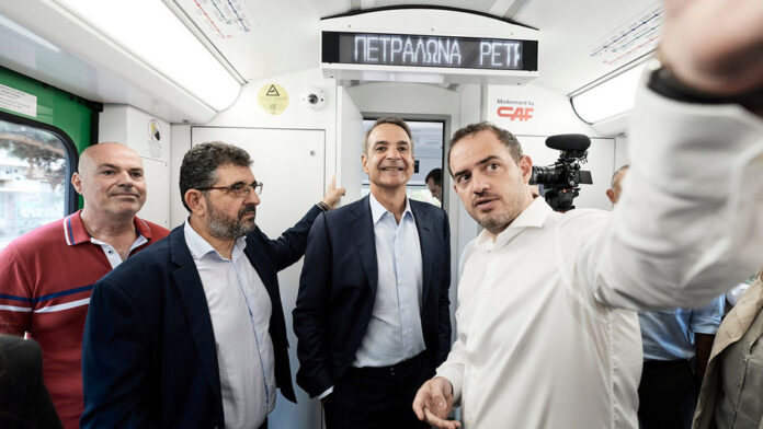 Κυριάκος Μητσοτάκης: Δρομολόγιο με τον πρώτο ανακατασκευασμένο συρμό του ΗΣΑΠ – «Η αναβάθμιση των ΜΜΜ σε πρώτη πολιτική προτεραιότητα»