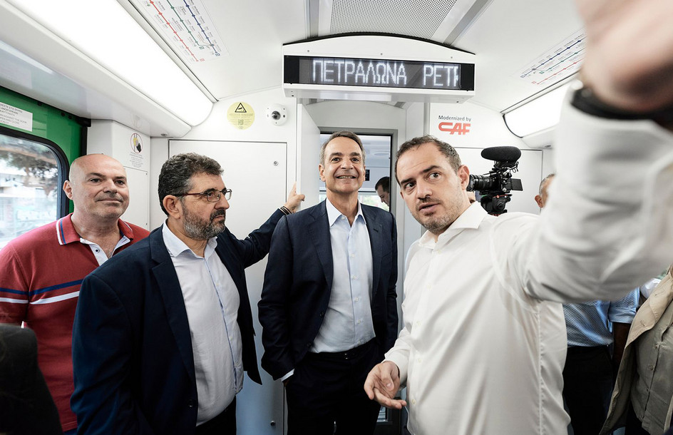 Κυριάκος Μητσοτάκης: Δρομολόγιο με τον πρώτο ανακατασκευασμένο συρμό του ΗΣΑΠ – «Η αναβάθμιση των ΜΜΜ σε πρώτη πολιτική προτεραιότητα»