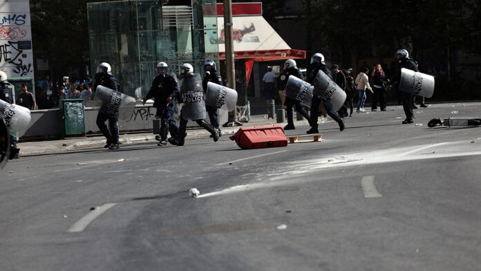 Ομόνοια: Μικροεπεισόδια μετά το πανεκπαιδευτικό συλλαλητήριο – Πέτρες και μπουκάλια εκτοξεύτηκαν στα ΜΑΤ
