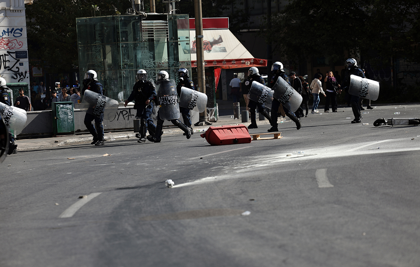 Ομόνοια: Μικροεπεισόδια μετά το πανεκπαιδευτικό συλλαλητήριο – Πέτρες και μπουκάλια εκτοξεύτηκαν στα ΜΑΤ