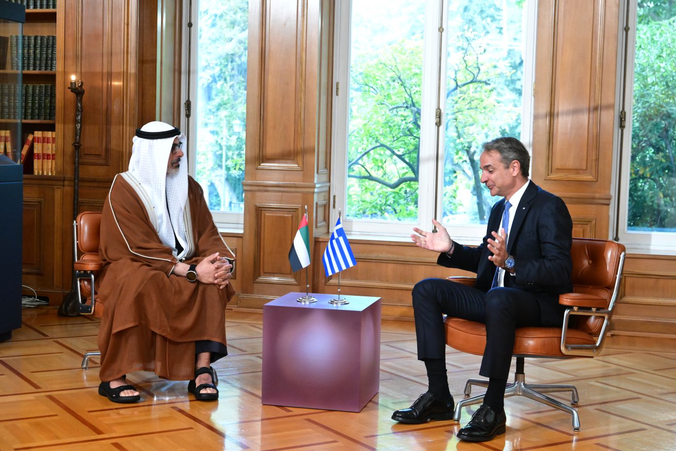 Κυριάκος Μητσοτάκης: Συνάντηση με τον πρίγκιπα διάδοχο του Άμπου Ντάμπι – «Οι δύο χώρες μπορούν να λειτουργήσουν μαζί ως πυλώνες σταθερότητας»