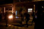 Εξάρχεια: Κουκουλοφόροι επιτέθηκαν με πέτρες και μολότοφ σε δύο διμοιρίες των ΜΑΤ