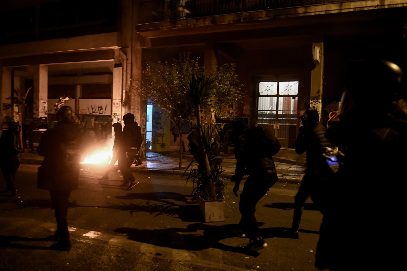 Εξάρχεια: Κουκουλοφόροι επιτέθηκαν με πέτρες και μολότοφ σε δύο διμοιρίες των ΜΑΤ