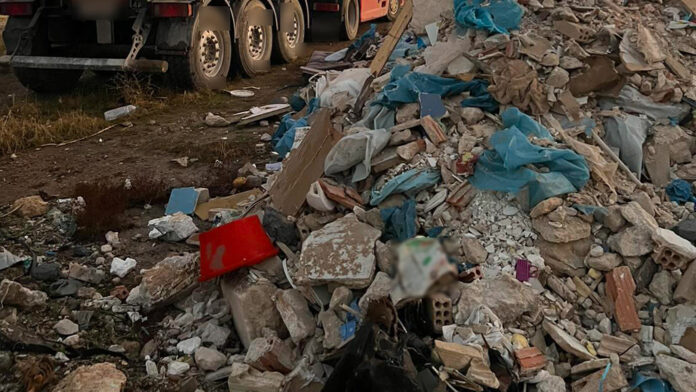 Αιγάλεω: Συνελήφθησαν δύο 22χρονοι για παράνομη απόρριψη μπάζων – Κατασχέθηκε το φορτηγό τους