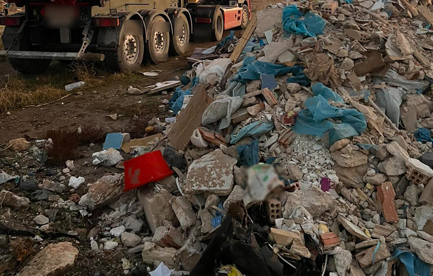 Αιγάλεω: Συνελήφθησαν δύο 22χρονοι για παράνομη απόρριψη μπάζων – Κατασχέθηκε το φορτηγό τους