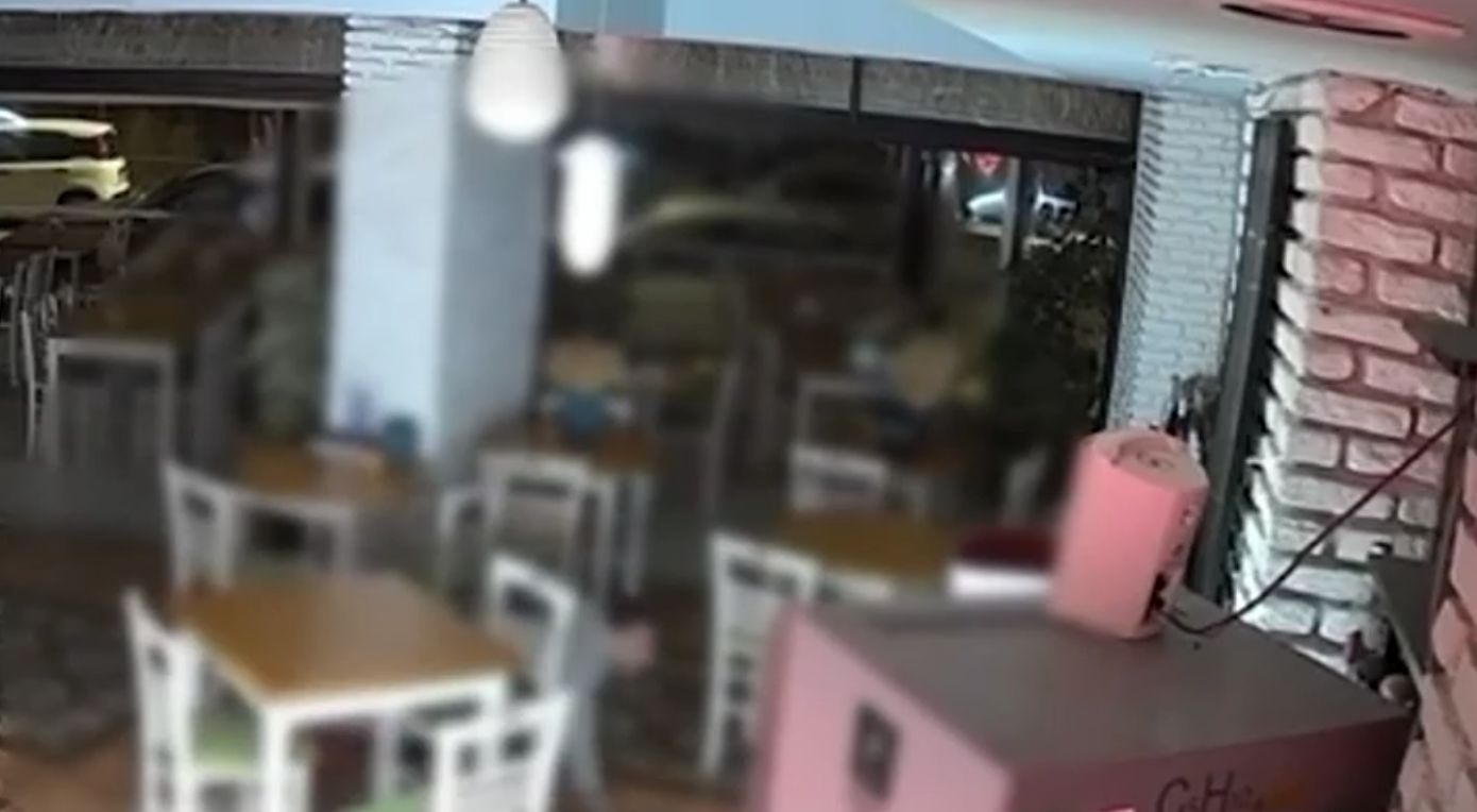 Πειραιάς: Η κάμερα «πρόδωσε» διαρρήκτη που μπουσουλούσε για να μην τον δουν – Ο διαρρήκτης έγινε θέαμα στο TikTok