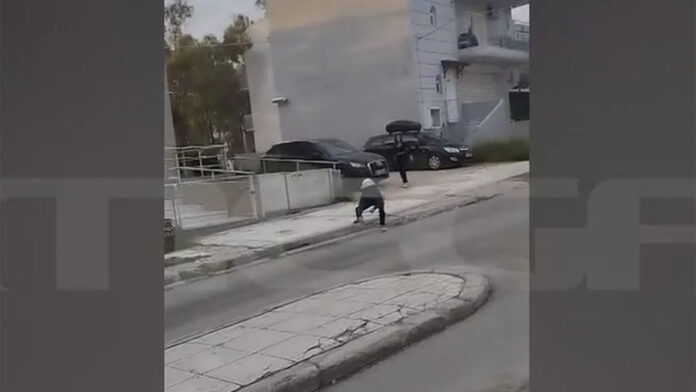 Άνω Λιόσια: Εξοργιστικό βίντεο με ανήλικους να πετούν πέτρες σε λεωφορείο και επιβάτες – «Βροχή» οι καταγγελίες