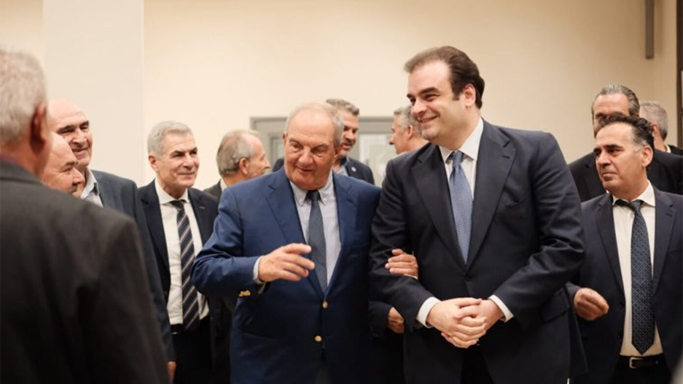 Πιερρακάκης στο ΣΕΚΕ με Καραμανλή και Κοντό: Από το 2036 θα ισχύσουν οι αυξήσεις στη φορολογία των καπνικών προϊόντων