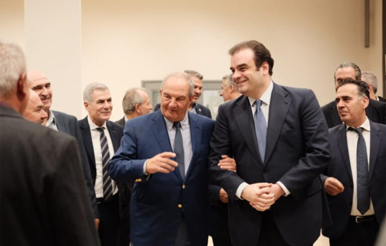 Πιερρακάκης στο ΣΕΚΕ με Καραμανλή και Κοντό: Από το 2036 θα ισχύσουν οι αυξήσεις στη φορολογία των καπνικών προϊόντων