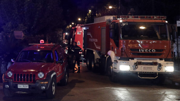 Νέα Πέραμος: Άνδρας ανασύρθηκε χωρίς σημεία ζωής μετά από φωτιά σε φανοποιείο