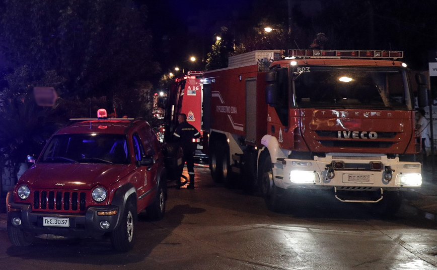 Νέα Πέραμος: Άνδρας ανασύρθηκε χωρίς σημεία ζωής μετά από φωτιά σε φανοποιείο
